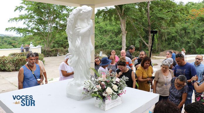 Decenas de personas asistieron al acto de recordación de las víctimas del derrumbe de Mameyes en Ponce, a 33 años de la tragedia. (Voces del Sur)