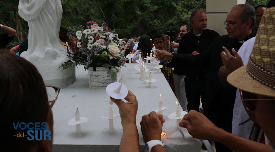 Personas presentaron sus respetos en el monumento de recordación de las víctimas del derrumbe de Mameyes en Ponce. (Voces del Sur)