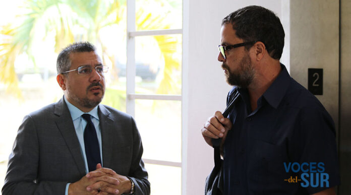 Arturo Massol Deyá, director asociado de Casa Pueblo (derecha), junto a su abogado Javier Santiago Santos en el Tribunal de Adjuntas. (Voces del Sur)