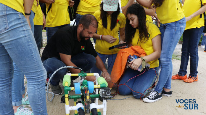 El profesor Samuel Cardeña Sánchez ultima detalles con los estudiantes antes de lanzar el robot submarino al mar.