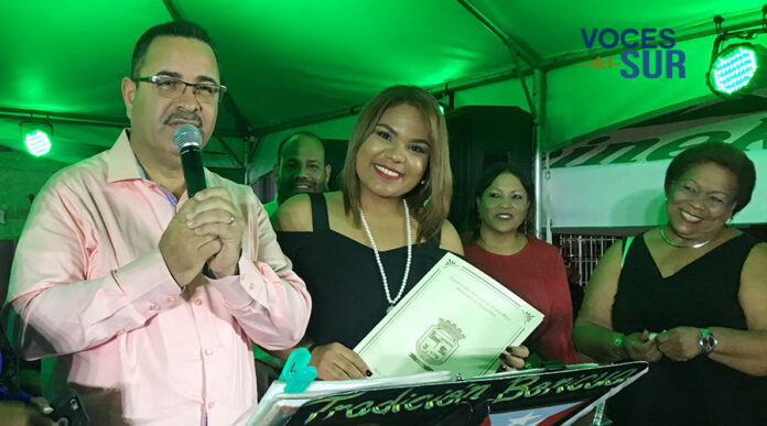 El alcalde Ramón Hernández Torres leyó la proclama de felicitación a Sanery del Mar Santos Sánchez, quien estuvo acompañada por su familia. (Voces del Sur / Michelle Estrada Torres)
