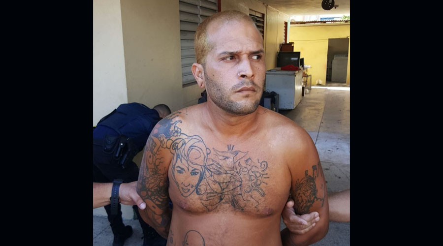 Juan Luis Cornier Torres fue arrestado el domingo en una residencia de la calle Gallardía de la barriada Baldorioty en Ponce. (Facebook / Policía de Puerto Rico Ponce)