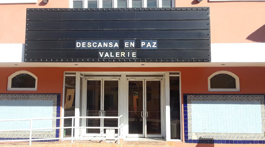 El Teatro Sol de San Germán muestra el mensaje “Descansa en paz Valerie” en el tablero donde se anuncian los nombres de las obras. (Facebook / Morella Morales)