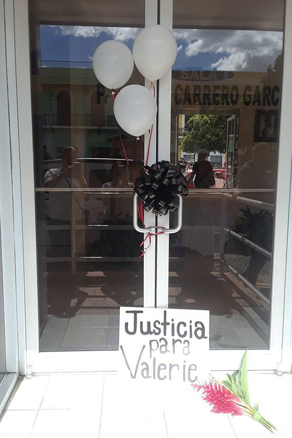El Club Actoral del recinto de Mayagüez de la PUCPR colocó un lazo negro en la entrada del Teatro Sol de San Germán. (Facebook / Morella Morales)
