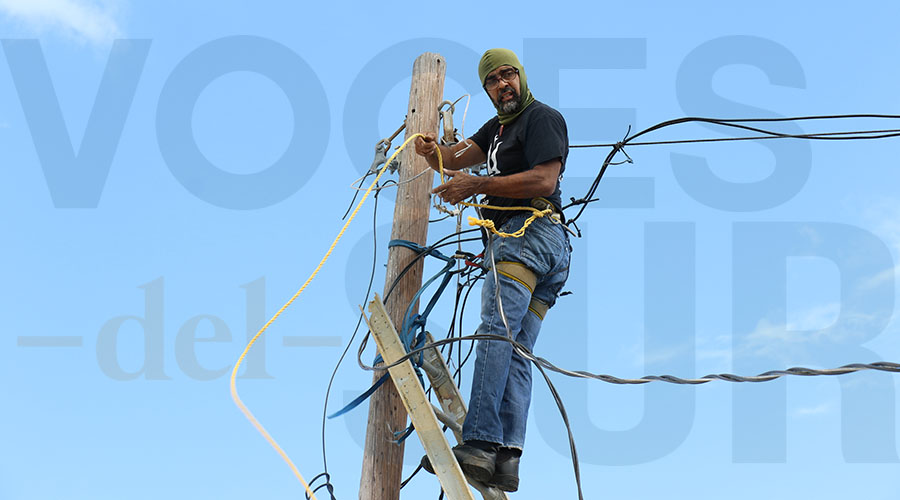 Tito Kayak repara conexión eléctrica en residencia de Manzanilla, en Juana Díaz. (Voces del Sur)