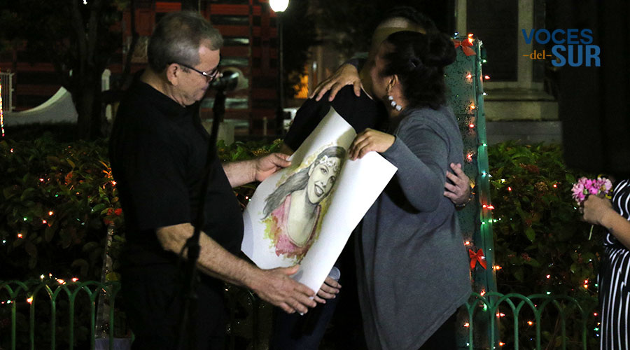 El artista Neftalí Jusino les entregó una ilustración de Valerie Ann a sus familiares. (Voces del Sur / Michelle Estrada Torres)