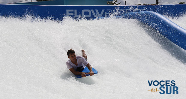 Un joven practica el bodyboarding en el Wave Oz FlowRider del Arroyo Surfing Park.