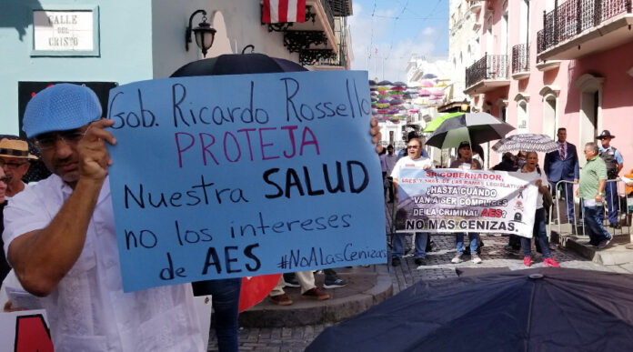 La protesta contra AES y las cenizas de carbón se llevó a cabo frente a La Fortaleza. (Facebook / Movimiento contra cenizas de carbón)