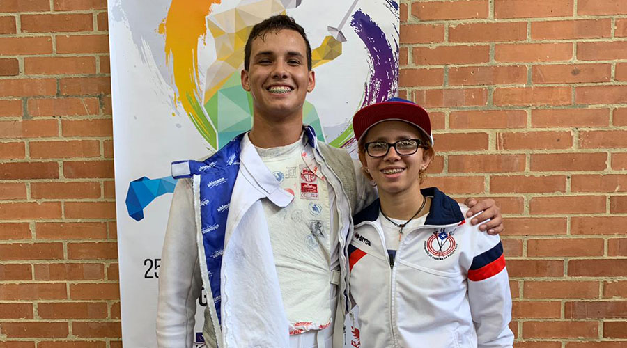 La ponceña Emily Colón Cepeda junto a César Colón López, quien ganó la medalla de oro en la categoría cadete del evento de florete, durante el Campeonato Panamericano de Esgrima Cadete y Juvenil 2019. (Suministrada)