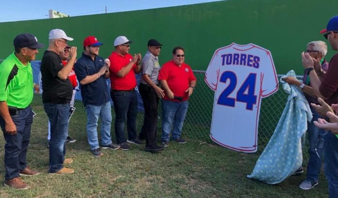 La ceremonia en honor al “zurdo de oro” contó con la participación del alcalde de Guayanilla, Nelson Torres Yordan y varios expeloteros.