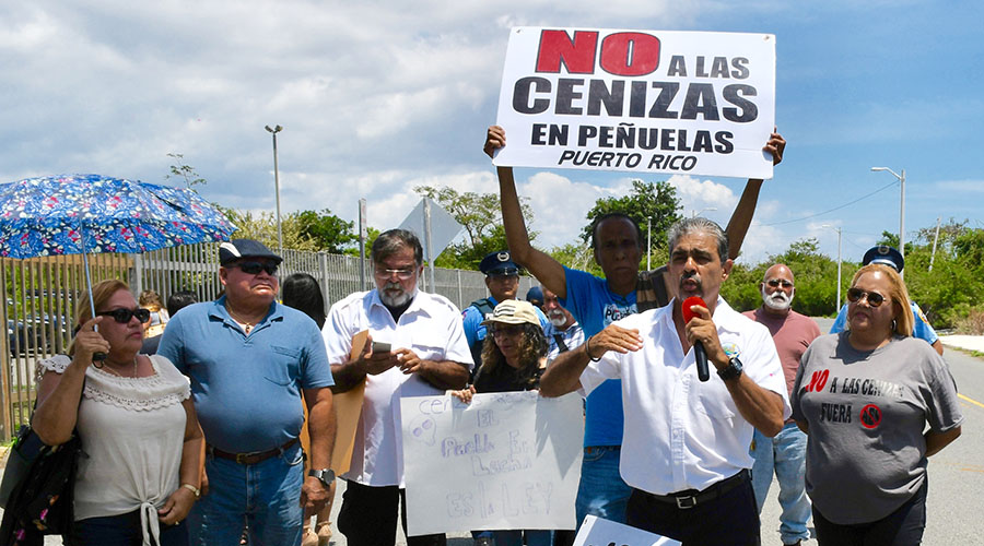 Manifestación frente al Tribunal de Ponce antes de que comenzara el juicio contra Tito Kayak. Con el micrófono, el acusado. (Para Voces del Sur / Víctor R. Birriel)