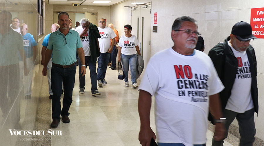 Asistentes al juicio contra Tito Kayak el miércoles, 3 de abril de 2019 en el Tribunal de Ponce, visten las camisas que el Tribunal de Apelaciones prohibió en sala. (Voces del Sur / Michelle Estrada Torres)