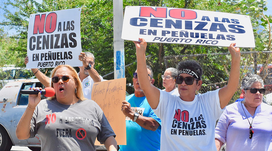 Participantes en la manifestación del 1 de abril afuera del Tribunal de Ponce, con las camisas en controversia y otras parecidas. (Para Voces del Sur / Víctor R. Birriel)