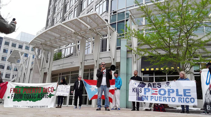 Los activistas se encuentran frente al American Trucking Association Conference Center que ubica en el 950 North Glebe Road de Arlington, Virginia. (Facebook / Vive Borikén Puerto Rico)