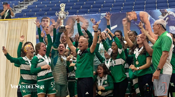 Las Juanas del Recinto Universitario de Mayagüez celebran su campeonato en el torneo de fútbol de la Liga Atlética Interuniversitaria. (Voces del Sur / Revista J / Paola Cruz Rodríguez)