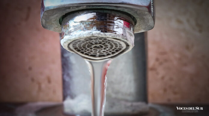 Se recomienda hervir el agua destinada al consumo humano por tres minutos luego de recuperarse el servicio. (Para Voces del Sur / Juan Carlos Sánchez Díaz)