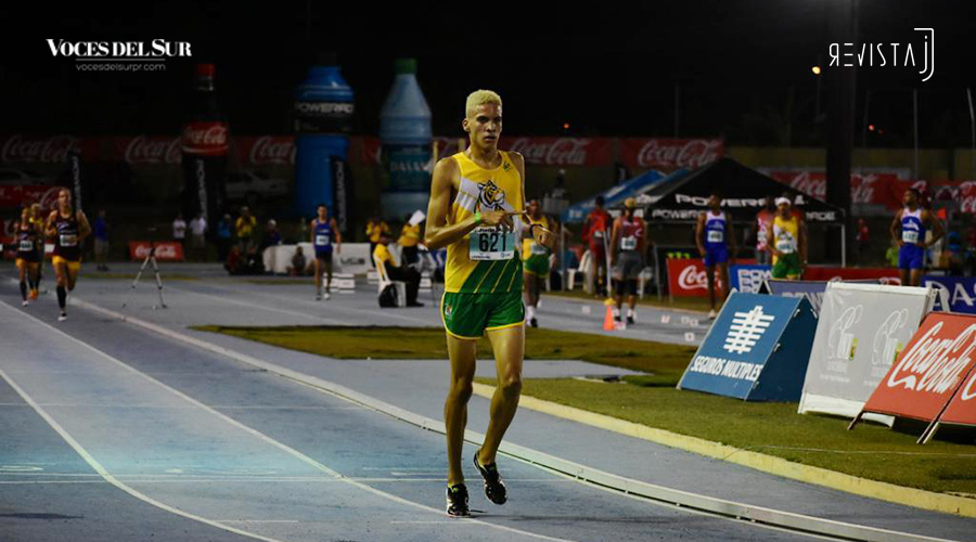 Samuel Morales, de la Interamericana, ganó oro en el evento de 3,000 metros con obstáculos. (Voces del Sur / Revista J / Jean Cosme Crespo)