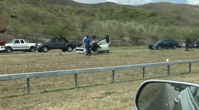 Un accidente automovilístico se reportó esta tarde en el expreso PR-52 en dirección de Salinas hacia Santa Isabel. (Para Voces del Sur / Christian Hernández Estela)