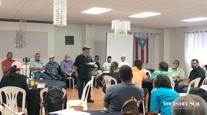 Justo Méndez, portavoz de VAMOS, se dirige a los presentes durante el conversatorio en Ponce. (Voces del Sur / Sara R. Marrero Cabán)