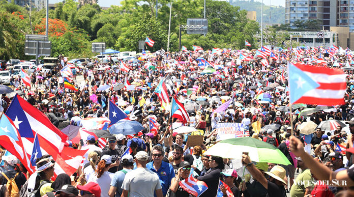 Miles de personas se congregaron en San Juan como parte de una manifestación para solicitar la renuncia de Ricardo Rosselló Nevares a la gobernación. (Pedro A. Menéndez Sanabria/Voces del Sur)