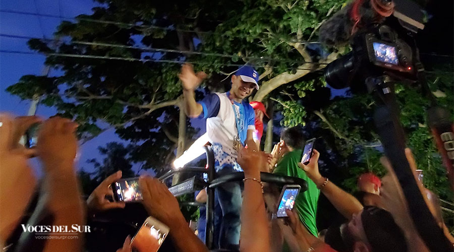 Collazo López saluda a las personas durante su recibimiento de pueblo en Villalba.