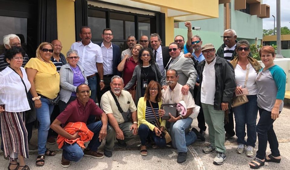 Integrantes del Campamento en contra del depósito de cenizas en Peñuelas y la defensa de “Tito Kayak” celebraron el veredicto de no culpabilidad a las afueras del tribunal.