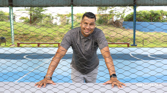 El baloncelista sureño Orlando Meléndez logró instalar una malla en la cancha de baloncesto en la urbanización San Martín de Juana Díaz para evitar la entrada de palomas. (Voces del Sur)