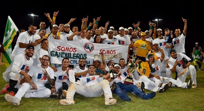 Integrantes de los Ganduleros de Villalba celebran el campeonato.