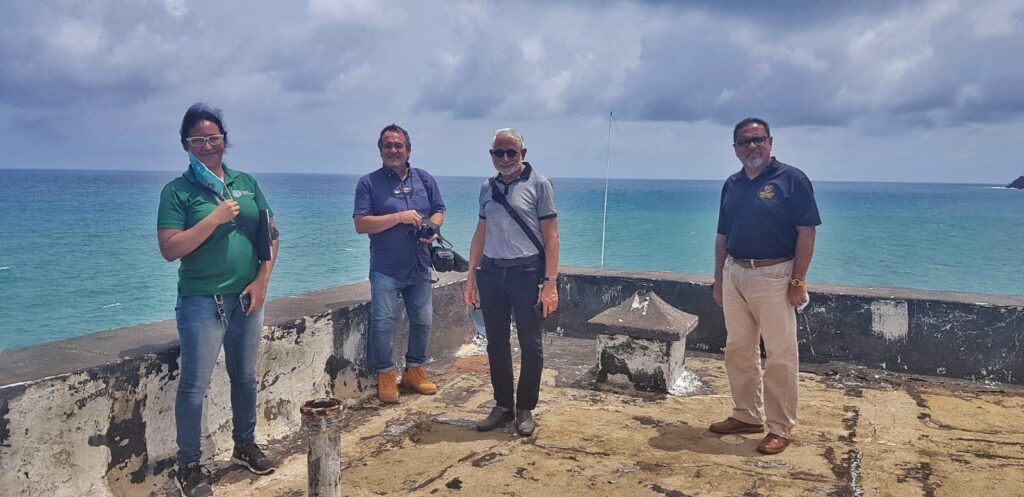 El alcalde Jorge L. Márquez Pérez y personal del ICP visitaron el Faro Punta Tuna de Maunabo como parte del proceso de reparación de la instalación. (Suministrada)