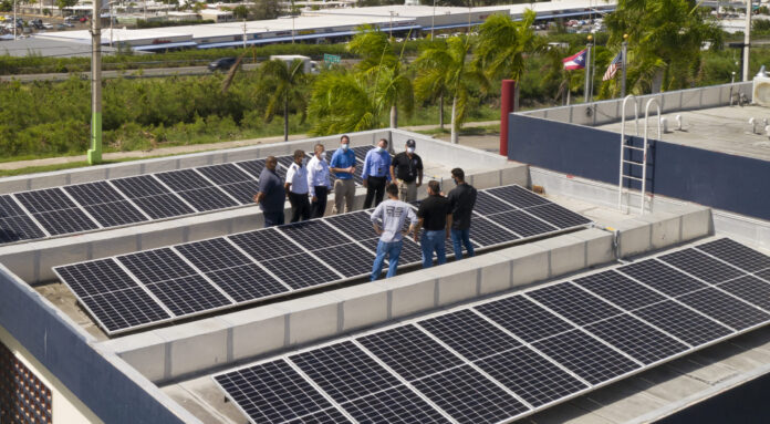 Personal del Negociado del Cuerpo de Bomberos en Yauco inspecciona las placas solares. (Suministrada)