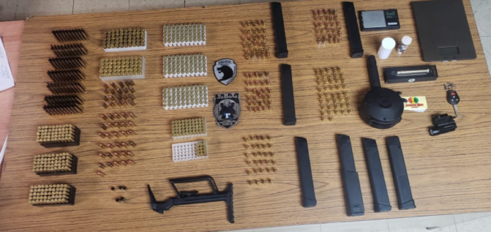 La Policía ocupó cientos de municiones de diversos calibres. (Suministrada)