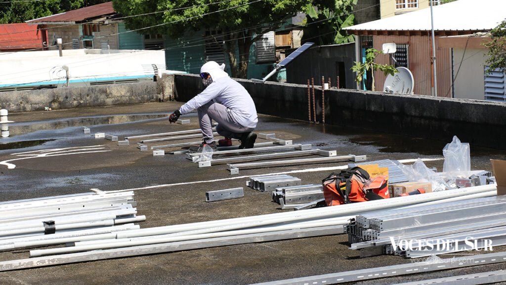 El proyecto Adjuntas Pueblo Solar emplea paneles fotovoltaicos que son instalados en los techos de edificios del casco urbano. (Voces del Sur / Pedro A. Menéndez Sanabria)
