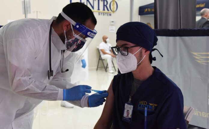 Vacunación del personal de Med Centro en Ponce. (Suministrada)