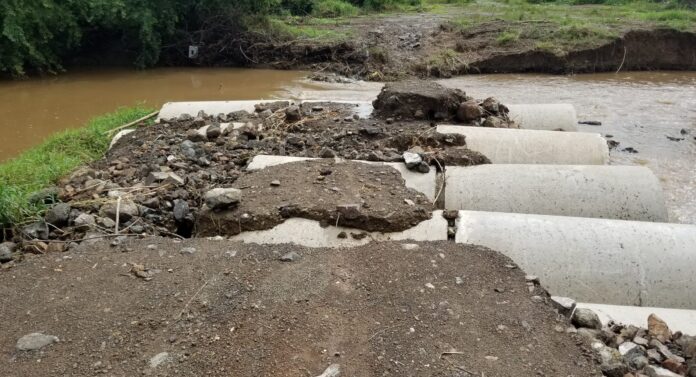 A raíz de lluvias recientes, parte del terreno sobre la construcción fue removido por el río.