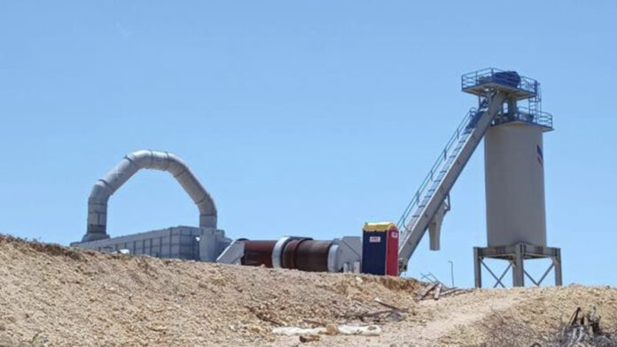 En el área de la construcción de la planta en Peñuelas hay un silo y varias estructuras que denotan se trata de una asfaltera. (Suministrada)