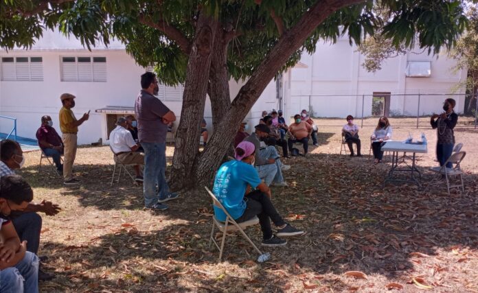 Integrantes de la Iniciativa de Ecodesarrollo de Bahía de Jobos (IDEBAJO) dialogaron con la alcaldesa Karilyn Bonilla sobre la posibilidad de un desplazamiento forzoso en comunidades de Salinas. (Facebook/Karilyn Bonilla)