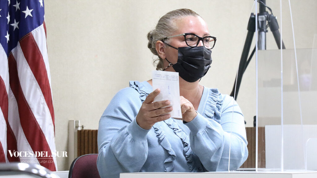 Zaida Ojeda Pérez, madre de Valerie Ann Almodóvar, identifica parte de la prueba durante su testimonio. (Voces del Sur/Pedro A. Menéndez Sanabria)