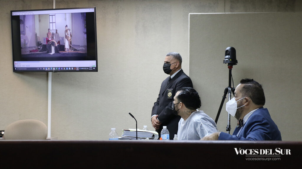 Cornier Torres observa un video presentado por la defensa durante el contrainterrogatorio de Osvaldo Antommattei. (Voces del Sur / Pedro A. Menéndez Sanabria)