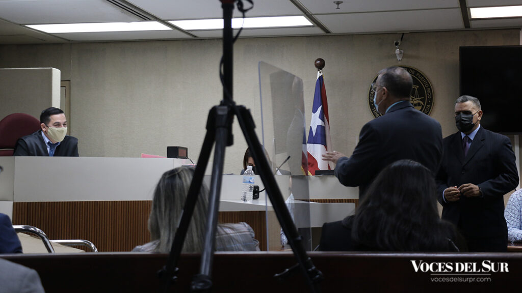 El licenciado José Colón Pérez informa al juez juez Daniel López González. que la defensa llevará un reclamo al Apelativo. (Voces del Sur / Pedro A. Menéndez