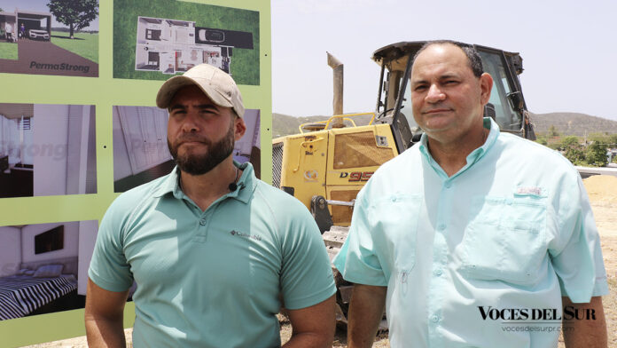 El alcalde de Yauco, Ángel Luis Torres Ortiz, y el ingeniero Luis A. Martínez Pueyo explicaron el proceso de construcción de las viviendas.