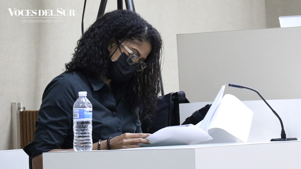 Loreinne Bonet Torres observa un documento durante su testimonio. (Voces del Sur / Pedro A. Menéndez Sanabria)