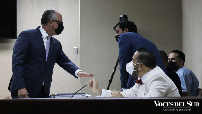 El licenciado Juan de Jesús Vélez Rodríguez y el resto de la defensa de Cornier Torres dialogan en sala.