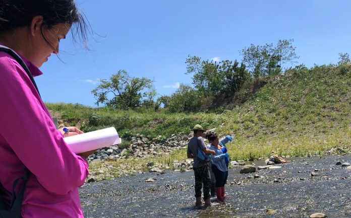 Estudiantes participan del desarrollo de una guía de conservación de las áreas boscosas a lo largo de la cuenca del Río Inabón. (Suministrada)