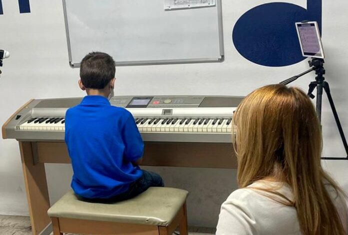 Un niño interpreta un tema musical.