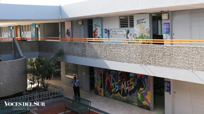 Interior de la Escuela Ángela Cordero Bernard en Ponce.