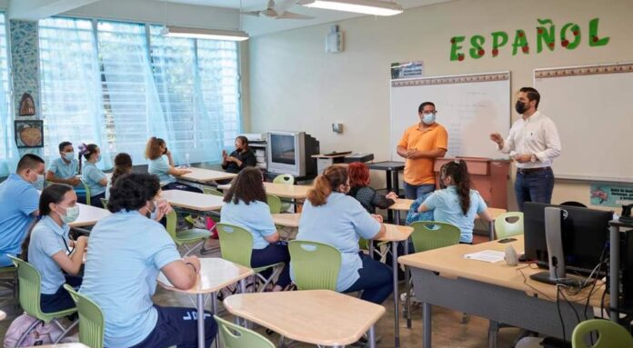 El alcalde Virgilio Olivera visitó varias escuelas de San Germán durante el retorno de clases presenciales. (Suministrada)