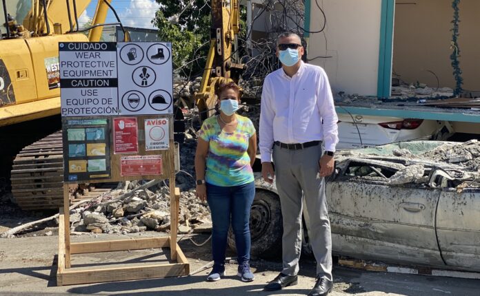 El alcalde de Guánica, Ismael Rodríguez Ramos, compartió con una de las ciudadanas cuya casa será demolida. (Suministrada)
